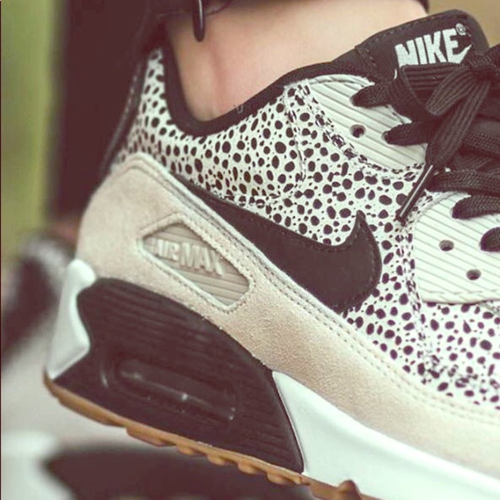 Nike WOMENS AIR MAX 90 in Safari